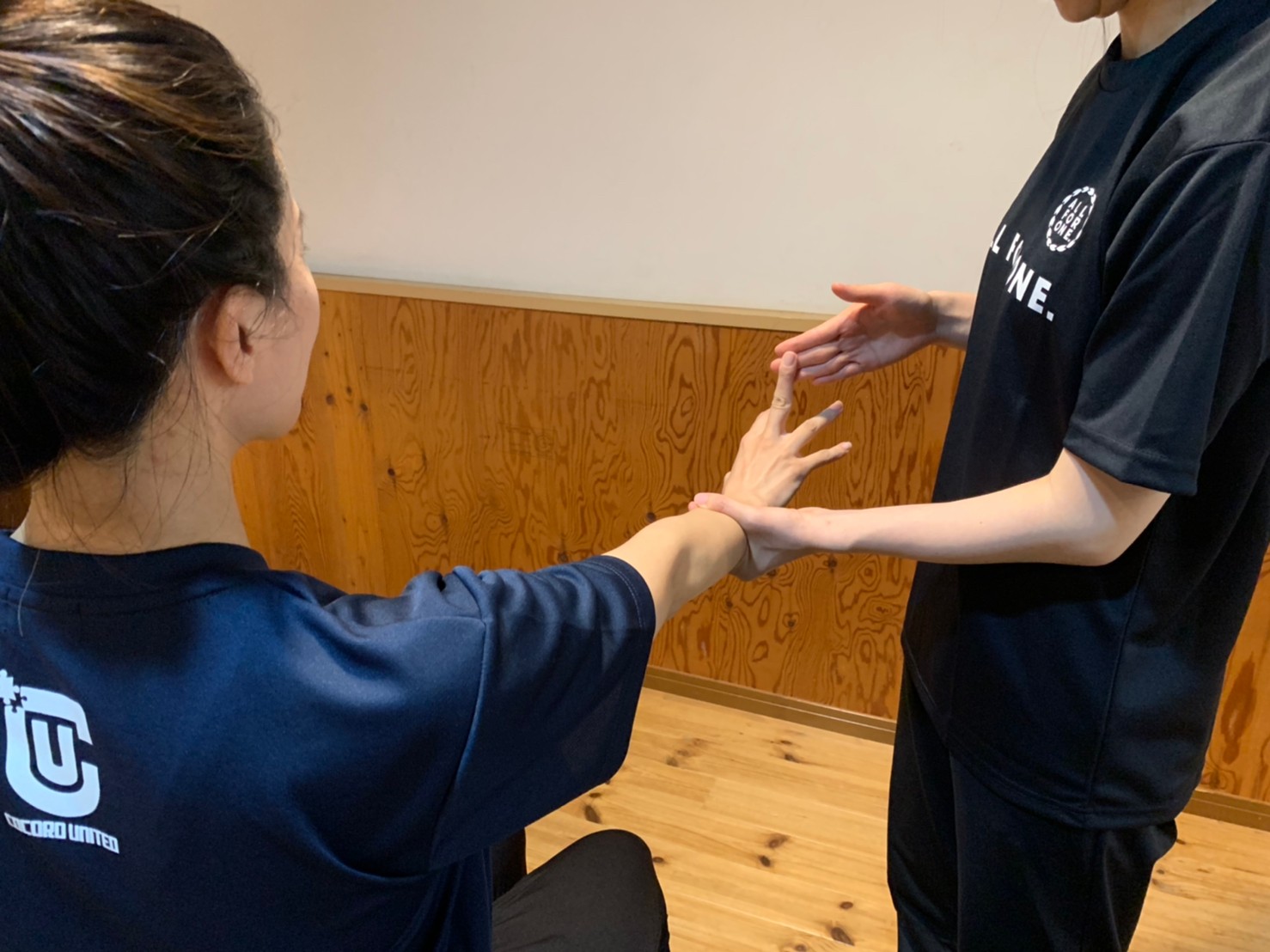 中指伸展テスト（ミドルフィンガーテスト） ALL FOR ONE.